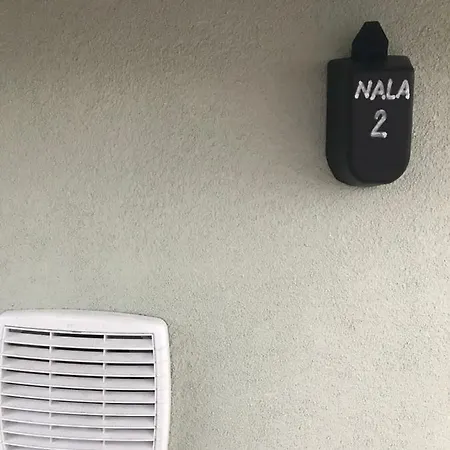 アパート Nala ロヴィニ